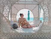 بفستان عباد للشمس تحت أشعة الشمس.. نسرين طافش في رحلة شاطئية "صورة"