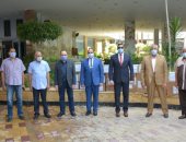 محافظ الدقهلية يتسلم مستلزمات طبية لتوزيعها على مستشفيات التأمين الصحى (صور)