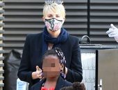 بفستان مفتوح وكمامة عليها ورد.. تشارليز ثيرون تصطحب بناتها للعشاء