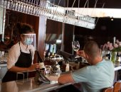 مونتريال الكندية تعيد فتح المطاعم بعد رفع قيود كورونا.. صور