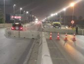 المرور: حواجز حديدية لفصل حركة السيارات بمحيط غلق طريق جسر السويس 