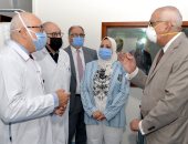 رئيس جامعة المنصورة يفتتح تشغيل أحدث جهاز تفتيت حصوات بمركز جراحة الكلى 