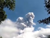 لحظة ثوران بركان جبل ميرابى بإندونيسيا وتناثر الرماد على المساكن المجاورة.. فيديو