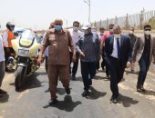 محافظ سوهاج يتفقد مشروعات طرق وصرف صحى بتكلفة 74 مليون جنيه