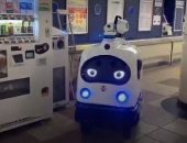 إنسان آلى جديد يعقم محطات القطارات فى طوكيو بوجه مبتسم.. فيديو