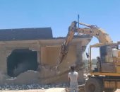صور.. تنفيذ 5 قرارات إزالة تعديات على أراضى الدولة فى برج العرب بالإسكندرية