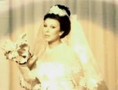 صورة نادرة من 50 عاما.. رجاء الجداوي بفستان الزفاف