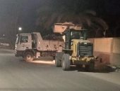 حملة نظافة ليلية لرفع تراكمات القمامة والأتربة بشوارع المحلة