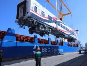 ميناء الإسكندرية يطهر سفينة محملة عربات سكة حديد جديدة .. صور