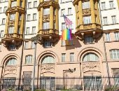 شاهد.. السفارة الأمريكية فى موسكو ترفع "علم المثلية" وروسيا تعلق