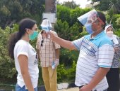 صور.. قياس حرارة طلاب الثانوية وتسليمهم كمامات بلجنة مدرسة قصر الدوبارة