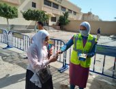 الشباب والرياضة بشمال سيناء تنشر متطوعين أمام اللجان لتوزيع الكمات على الطلاب