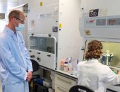 الأمير ويليام يزور الباحثين فى جامعة أوكسفورد ويتابع تطورات لقاح كورونا.. صور