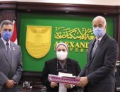 رئيس جامعة الإسكندرية يكرم زوجة طبيب توفى بفيروس كورونا