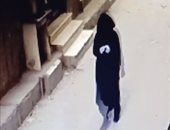 قاتل ايمان عادل بعد انتهائه من جريمته يحمل مقتنياتها بشوارع طلخا.. فيديو