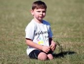 طفل 5 سنوات مبتور القدمين يجمع مليون جنيه استرلينى لصالح مستشفى لندن.. فيديو