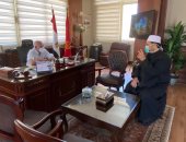 محافظ بورسعيد يبحث مع مدير مديرية الأوقاف استعدادات فتح المساجد غدًا