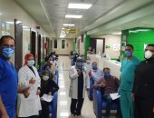 مستشفى إسنا للحجر الصحى تعلن خروج 20 حالة بعد شفائهم من كورونا.. صور