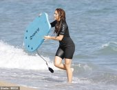 صور.. شاكيرا تستمتع بأجواء البحر والشمس مع طفليها 