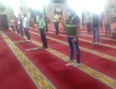 بوابة تعقيم وتباعد اجتماعى بصلاة الظهر فى مسجد أبو العباس بالإسكندرية