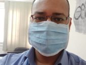 كمامتك حمايتك.. "سيد" يشارك بصورته خلال عمله ملتزما بالإجراءات الوقائية  