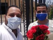 صور ..قبطى يوزع ورود على المسلمين عقب صلاة الظهر بمسجد الرضا ببنى سويف