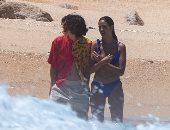 تيموثي شالاميت وإيزا جونزاليس يستمتعان بوقتهما على الشاطئ بالمكسيك