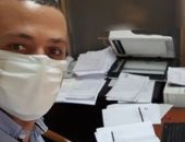 بالكمامة.. "هانى" يشارك بصورة وقت العمل ملتزما بالإجراءات الوقائية