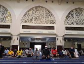 صور.. العشرات يؤدون الصلاة بالمسجد الجامع فى مدينتى.. والالتزام بالكمامات واصطحاب "مصلية"