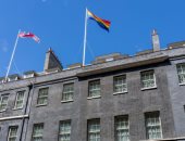 علم المثليين بجوار البريطانى فوق مبنى رئاسة الوزراء بـ"داوننج ستريت"