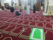 أداء أول صلاة فجر بعد فتح المساجد وسط إجراءات وقائية وتوزيع مصليات على المصلين