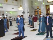 محافظ أسوان يؤدى صلاة المغرب بالمسجد الجامع ويطمئن على الإجراءات الاحترازية‎