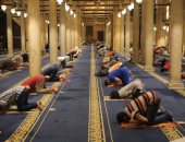بالكمامة والمصلية.. المسلمون يؤدون صلاة العشاء بالجامع الأزهر الشريف