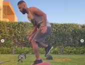 شاهد.. حسام عاشور يتدرب فى حديقة منزله بعد انتهاء علاقته بالأهلي