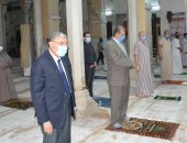 محافظ المنيا يتابع تطبيق الإجراءات الاحترازية بالمقاهى ويؤدى صلاة المغرب بمسجد صلاح الدين