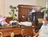 محافظ أسيوط يطمئن على المخزون الاستراتيجى للسلع التموينية وضبط الأسعار