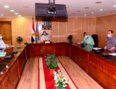 محافظ أسيوط يناقش الإسراع فى منظومة تقنين وإزالة التعديات ومخالفات البناء