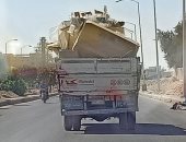 امسك مخالفة.. قارئ يشارك بصور لسيارة تحمل القمامة بدون غطاء