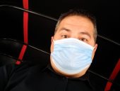 بالكمامة.. "رضا" من الشرقية يشارك بصورة وقت العمل ملتزما بالاجراءات الوقائية