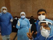 صور.. مستشفى الأقصر العام يعلن خروج 10 حالات بعد شفائهم من كورونا