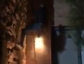 أحمد العوضى يتسلق الجدران فى فيديو جديد من كواليس "شديد الخطورة"