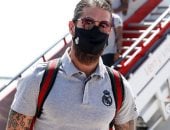 وصول لاعبى ريال مدريد إلى إسبانيول بالكمامة استعداداً لموقعة الصدارة.. صور