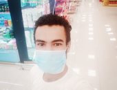 "كامل" يشارك صورته وهو يرتدى الكمامة فى أحد المولات التجارية