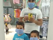 صورتك بالكمامة.. "محمد" يشارك بصورته وأطفاله ملتزمين بالإجراءات الوقائية 