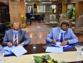 محافظ أسوان يقرر إنشاء إدارة عامة للتحول الرقمى ويوقع بروتوكولا مع الجامعة لدعم المشروع