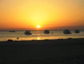 صور.. جمال شواطئ حماطة جنوب مرسى علم لحظة شروق الشمس
