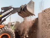 وقف بناء مخالف على أملاك الدولة بمدينة القرنة ودور علوى فى البياضية.. صور