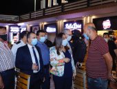 محافظ دمياط تفاجئ عدد من المقاهى والمطاعم لمتابعة الالتزام بتطبيق الإجراءات