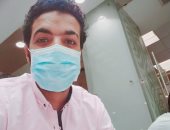 بالكمامة.. "محمد" يشارك صورته خلال عمله فى بنها والالتزام بإجراءات الوقاية
