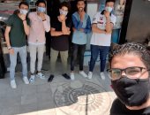 صورتك بالكمامة.. شباب يلتزمون بالإجراءات الوقائية بأحد كافيهات القاهرة